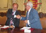 Los firmantes se saludan tras la rúbrica